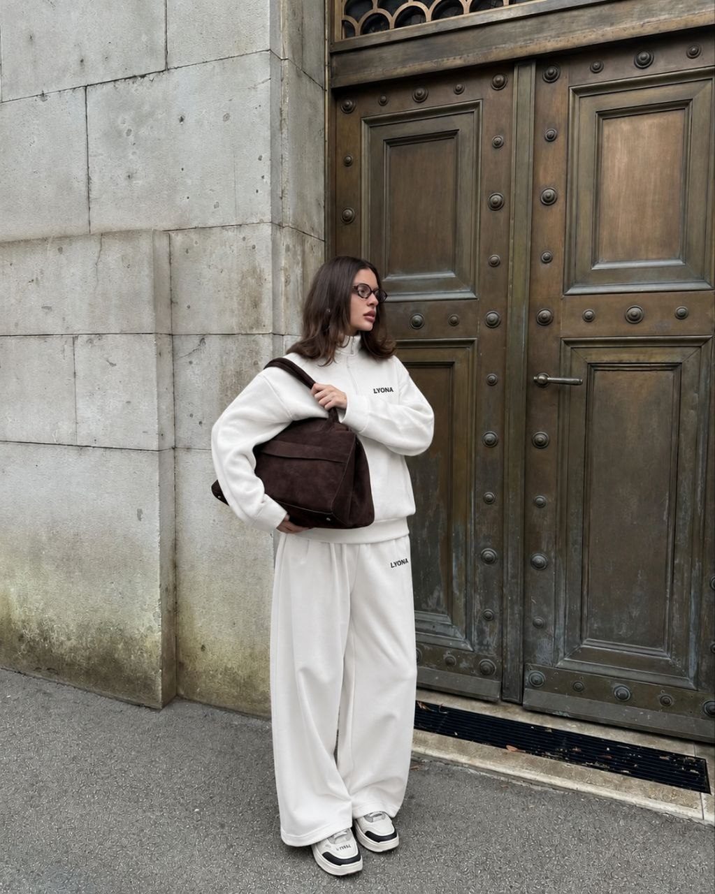 Ensemble LYONA ivoire porté dans une rue européenne, devant une porte ancienne